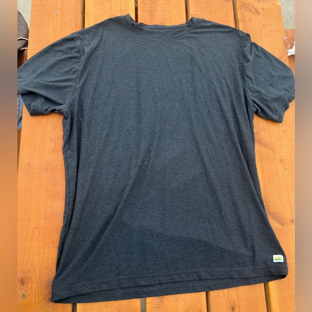 Vuori men’s top in dark grey color, size XL.